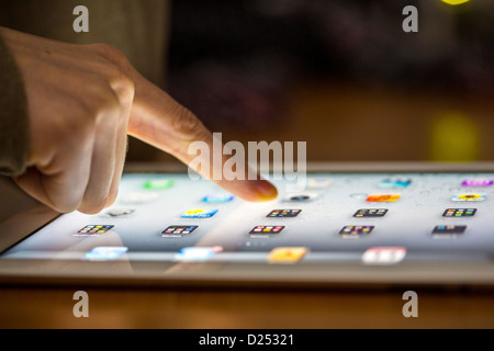 Person ist die Verwendung eines Ipad, Tablet-Computer. Stockfoto