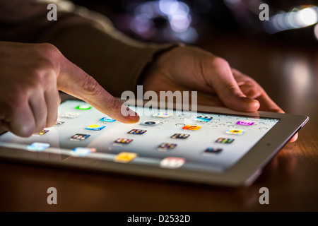 Person ist die Verwendung eines Ipad, Tablet-Computer. Stockfoto