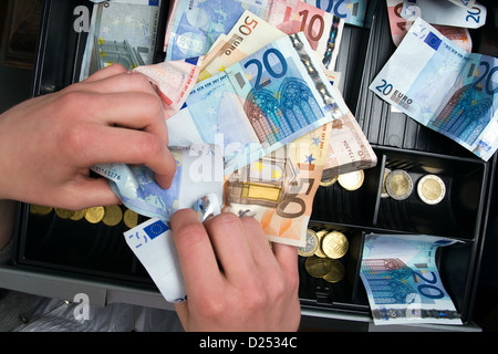 Berlin, Deutschland, Hände für Geld in der Kasse zu erreichen Stockfoto