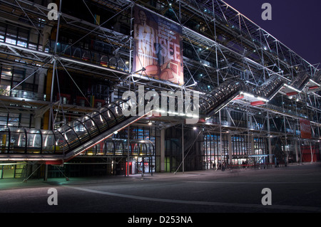 Modern architecture. The Pompidou Centre at dusk. This huge, modern glass and steel building has become an iconic Parisian landmark. Paris, France. Stockfoto