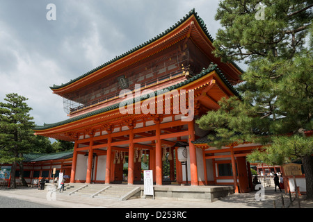 Die Ōtenmon oder das Haupttor zum Heian-Schrein, Kyoto, Japan Stockfoto