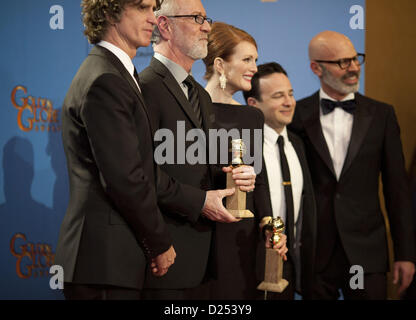 Beverly Hills, Kalifornien, USA. 13. Januar 2013.  (L-R) "Change Game" Regisseur Jay Roach, Produzent Gary Goetzman, Schauspielerin Julianne Moore, Danny Strong, Schriftsteller und Produzent Steven Shareshian im Presseraum auf der 70. Annual Golden Globe Awards am 13. Januar 2013 in The Beverly Hilton Hotel in Beverly Hills, Kalifornien abgehaltenen darstellen... ARMANDO ARORIZO/PI (Kredit-Bild: © Armando Arorizo/Pi/Prensa Internacional/ZUMAPRESS.com) Stockfoto