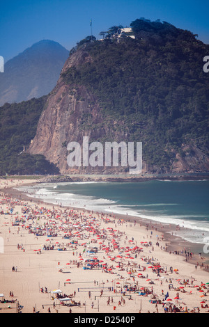 Leme Beach - am Ende der Copacabana, zeigt Morro de Leme Hügel, Rio de Janeiro, Brasilien Stockfoto