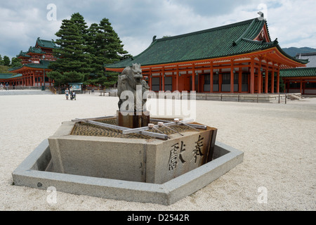 Rituelle Wasserfontäne im Ehrenhof des Heian-Schrein, Kyoto, Japan Stockfoto