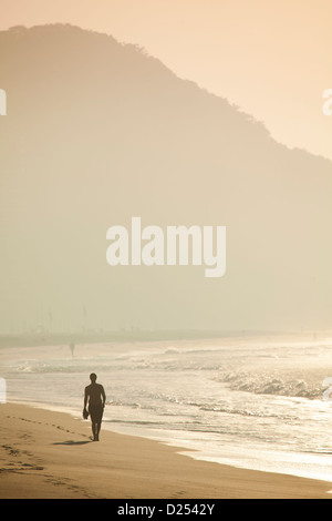 Eine einzelne Figur entlang Strand Copacabana, Rio De Janeiro, Brasilien Stockfoto