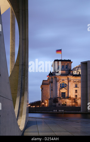 Berlin, Deutschland, Marie-Elisabeth-Lueders-Haus und dem Reichstag Stockfoto