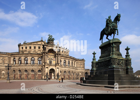 Dresden, Deutschland, Semperoper und Pferdesport Statue von König Johann auf dem Theaterplatz Stockfoto