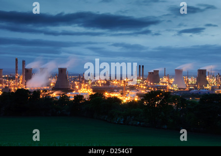 Grangemouth Öl-Raffinerie Komplex in der Nacht Stockfoto