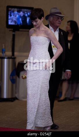 Beverly Hills, Kalifornien, USA. 13. Januar 2013.  Anne Hathaway posiert im Pressesaal mit ihre beste Leistung einer Schauspielerin in einer stützenden Rolle Film Award für "Les Miserables" bei der Verleihung der Golden Globes in Beverly Hills am 13. Januar 2013. ARMANDO ARORIZO/PI (Kredit-Bild: © Armando Arorizo/Pi/Prensa Internacional/ZUMAPRESS.com) Stockfoto