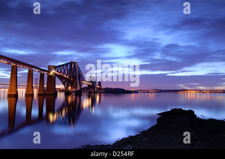 Schöne Aussicht auf die Forth Rail Bridge bei Nacht beleuchtet Stockfoto