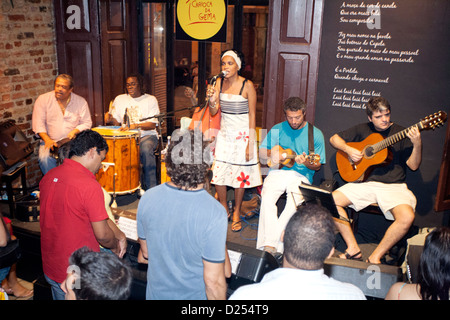 Live-Samba-Band im Samba-Club Carioca da Gema, Lapa, Rio de Janeiro, Brasilien, Südamerika Stockfoto