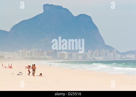 Lokale Leute am Pontal Surfstrand, Recreio dos Bandeirantes, Barra da Tijuca, Rio de Janeiro, Brasilien Stockfoto