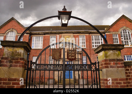 Vorderen Tore von Adams Gymnasium Gebäude in Wem, Shropshire Stockfoto