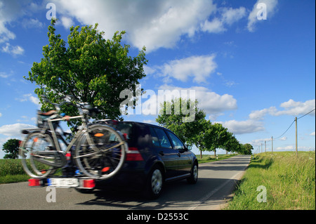Große Kelle, Deutschland, Auto auf einer Landstraße Stockfoto