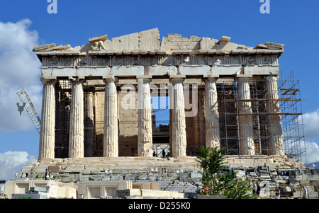 Fassade des alten Tempel Parthenon in Akropolis (Athen, Griechenland) auf dem Hintergrund des blauen Himmels. Stockfoto