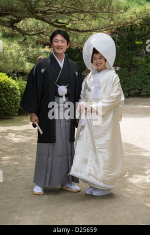 Japanische Hochzeitspaar in den Gärten der Heian-Schrein, Kyoto, Japan Stockfoto