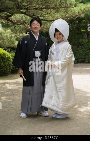 Japanische Hochzeitspaar in den Gärten der Heian-Schrein, Kyoto, Japan Stockfoto