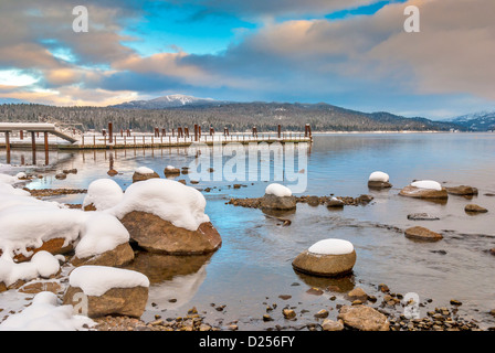 Schnee bedeckt die Banken von einem Bergsee im winter Stockfoto