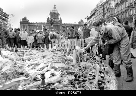 November 1989 samtene Revolution. Tschechen Anzünden von Kerzen an einem der Gedenkstätte Kerze Wenzelsplatz, Prag, Tschechische Republik. Stockfoto