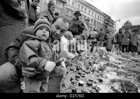 November 1989 Vater und Kind Anzünden einer Kerze auf dem Wenzelsplatz, Prag, Tschechische Republik, den Fall des Kommunismus zu markieren. Stockfoto