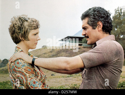 Sterben Sie Frucht Des Tropenbaumes Tamarind Seed, Julie Andrews, Omar Sharif Waehrend Judiths (Julie Andrews) Vorgesetzte Erwarten, Stockfoto