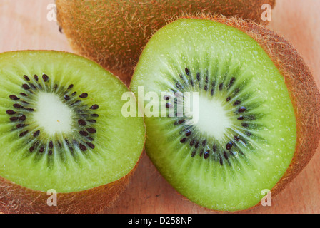 Frische Kiwis auf hölzernen Boden Stockfoto