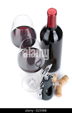 Rotwein, Korken und Korkenzieher. Isoliert auf weißem Hintergrund, Ansicht von oben, Fokus auf Gläsern. Stockfoto