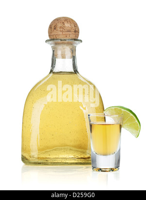 Gold Tequila Flasche. Isoliert auf weißem Hintergrund Stockfoto