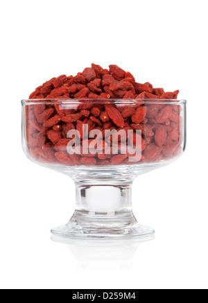 Goji-Beeren in eine Glasschüssel, isoliert auf weiss Stockfoto