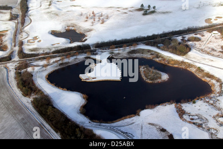 Luftbild zeigt eine Insel bedeckt mit Schnee an einem kleinen See auf einem Golfplatz in Levershausen, Deutschland, 12. Januar 2013. Foto: Stefan Rampfel Stockfoto