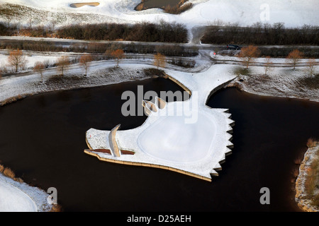 Luftbild zeigt eine Insel bedeckt mit Schnee an einem kleinen See auf einem Golfplatz in Levershausen, Deutschland, 12. Januar 2013. Foto: Stefan Rampfel Stockfoto