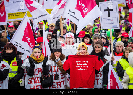 Mitarbeiter von Eon-Protest vor ein Äon arbeiten Werk in Bayreuth, Deutschland, 14. Januar 2013. Die Gewerkschaft Verdi will bessere Löhne für die Mitarbeiter. Foto: David Ebener Stockfoto