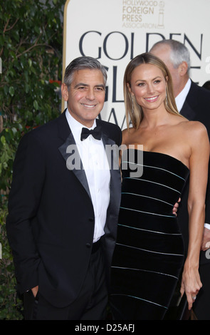 US-Schauspieler George Clooney und seine Freundin Stacy Keibler kommt an die 70. Annual Golden Globe Awards von der Hollywood Foreign Press Association, HFPA, im Hotel Beverly Hilton in Beverly Hills, USA, am 13. Januar 2013 vorgestellt. Foto: Hubert Boesl Stockfoto