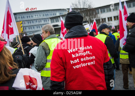 Mitarbeiter von Eon-Protest vor ein Äon arbeiten Werk in Bayreuth, Deutschland, 14. Januar 2013. Die Gewerkschaft Verdi will bessere Löhne für die Mitarbeiter. Foto: David Ebener Stockfoto