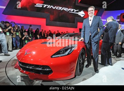 Präsident von General Motors (GM) Nordamerika Mark Reuss präsentiert die neue Chevrolet Corvette Stingray am ersten Pressetag von der North American International Auto Show (NAIAS) in Detroit, USA, 14. Januar 2013. Die Show ist offen für Presse und Verkäufer am 14. Januar und ist öffentlich zugänglich auf 19 bis 27 Januar. Foto: ULI DECK Stockfoto