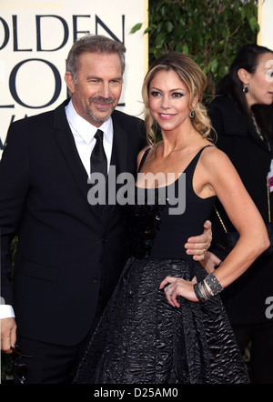 US-Schauspieler Kevin Costner und seine Frau Christine Baumgartner erreichen die 70. Annual Golden Globe Awards von der Hollywood Foreign Press Association, HFPA, im Hotel Beverly Hilton in Beverly Hills, USA, am 13. Januar 2013 vorgestellt. Foto: Hubert Boesl Stockfoto