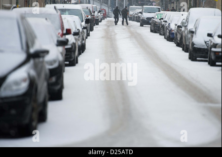 Ein Blick auf Autos im Schnee auf einer Straße in Berlin, Deutschland, 14. Januar 2013 bedeckt. Laut Meteorologen wird das Wetter kalt und winterlich bleiben. Foto: Maurizio Gambarini Stockfoto