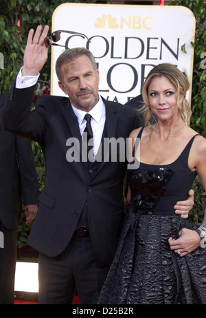 US-Schauspieler Kevin Costner und seine Frau Christine Baumgartner erreichen die 70. Annual Golden Globe Awards von der Hollywood Foreign Press Association, HFPA, im Hotel Beverly Hilton in Beverly Hills, USA, am 13. Januar 2013 vorgestellt. Foto: Hubert Boesl Stockfoto