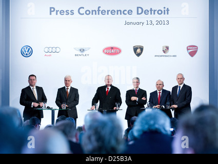 Ein Volkswagen-HANDOUT zeigt Volkswagen AG Hauptvertreter Stephan Gruehsem (L-R), Porsche Vorstandsvorsitzender Matthias Müller, Volkswagen AG Vorstandsvorsitzender Martin Winterkorn, Audi-Chef Rupert Stadler, Mitglied des Vorstands der Volkswagen AG Christian Klingler und Vorstandsvorsitzender der Volkswagen Gruppe Amerika Jonathan Browning spricht auf einer Pressekonferenz VW datiert 13. Januar 2013. Die Veranstaltung findet vor der North American International Auto Show (NAIAS) in Detroit, USA statt. Foto: Friso Gentsch Stockfoto