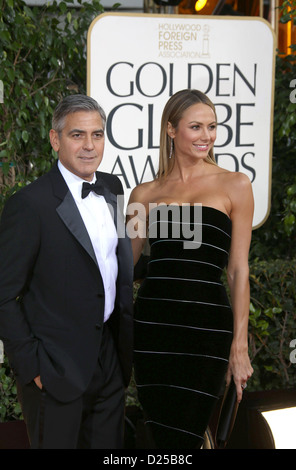 US-Schauspieler George Clooney und seine Freundin Stacy Keibler kommt an die 70. Annual Golden Globe Awards von der Hollywood Foreign Press Association, HFPA, im Hotel Beverly Hilton in Beverly Hills, USA, am 13. Januar 2013 vorgestellt. Foto: Hubert Boesl Stockfoto