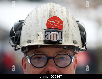 Während eines Streiks der Warnung in Gelsenkirchen-Scholven, Deutschland, 14. Januar 2013 arbeiten Mitarbeiter von Eon Pflanze Protest. Die Gewerkschaft Verdi will bessere Löhne für die Mitarbeiter. Foto: Bernd Thissen Stockfoto