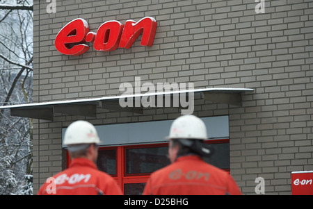 Während eines Streiks der Warnung in Gelsenkirchen-Scholven, Deutschland, 14. Januar 2013 arbeiten Mitarbeiter von Eon Pflanze Protest. Die Gewerkschaft Verdi will bessere Löhne für die Mitarbeiter. Foto: Bernd Thissen Stockfoto