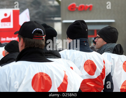 Während eines Streiks der Warnung in Gelsenkirchen-Scholven, Deutschland, 14. Januar 2013 arbeiten Mitarbeiter von Eon Pflanze Protest. Die Gewerkschaft Verdi will bessere Löhne für die Mitarbeiter. Foto: Bernd Thissen Stockfoto