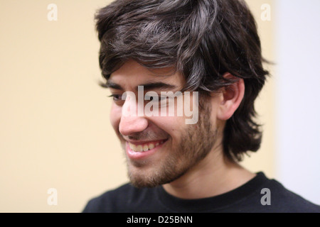 Eine HANDOUT-Datei zeigt Programmierer Aaron Swartz auf einem Foto Lächeln 19. August 2009 datiert. 26 Jahre alte Mann begeht Selbstmord am 11. Januar 2013, kurz vor einem Prozess gegen ihn. Swartz wurde beschuldigt, illegale Veröffentlichungen von Dateien aus einer kommerziellen Datenbank. Foto: Sage Ross (Anmerkung des Herausgebers: nutzbar nur unter Berücksichtigung der Creative Commons Lizenzgebern CC BY-SA 2.0 und mit vollständigen Verweis) Stockfoto