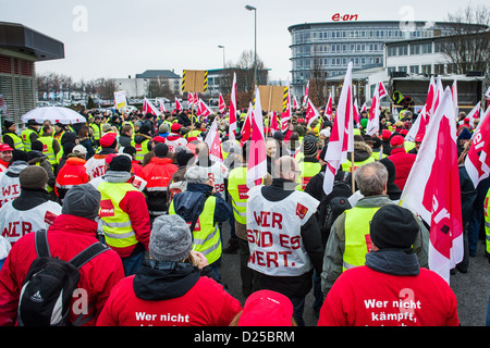 Mitarbeiter von Eon-Protest vor ein Äon arbeiten Werk in Bayreuth, Deutschland, 14. Januar 2013. Die Gewerkschaft Verdi will bessere Löhne für die Mitarbeiter. Foto: David Ebener Stockfoto