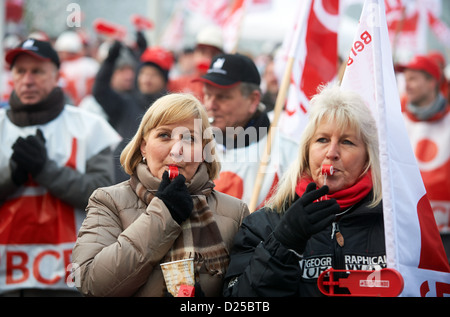 Während eines Streiks der Warnung in Gelsenkirchen-Scholven, Deutschland, 14. Januar 2013 arbeiten Mitarbeiter von Eon Pflanze Protest. Die Gewerkschaft Verdi will bessere Löhne für die Mitarbeiter. Foto: Bernd Thissen Stockfoto