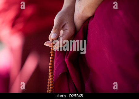 Gebetsketten in Mönchs Hand, Lhasa, Tibet. Stockfoto