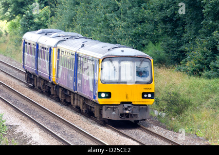 Northern Rail Diesel Personenzug auf der Hauptstrecke in West Yorkshire Stockfoto