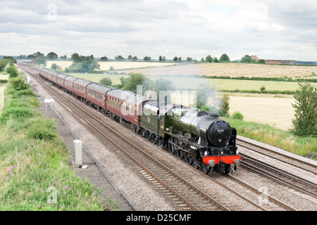 Dampflok zieht einen Personenzug auf der Mainline in der Nähe von York Stockfoto