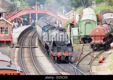 Dampflok zieht einen Personenzug auf der North Yorkshire Moors Railway in Goathland Stockfoto